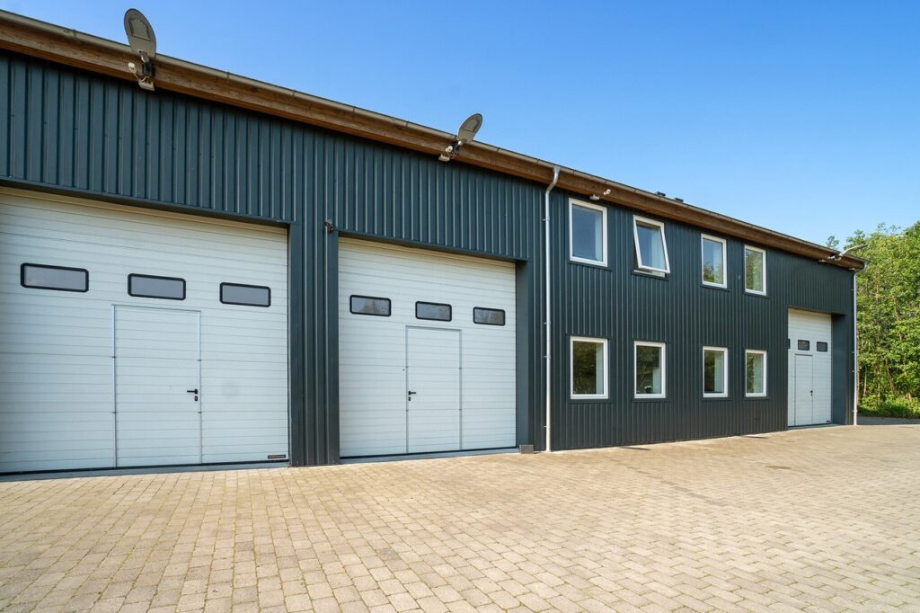 Standard for hele ejendommen. Godt lejemål bygget i bedste bolig standard beliggende i Espergærde 2 min til motorvejen. 25 min til Rådhuspladsen. 10 minutter til Helsingør centrum. Lejemål er nemme at opdele eller lægge flere sammen. Ejendommen har elektrisk port. 400 V 16A Ejendommen er fuldisoleret med 300 mm isolering, termoruder. Flisebelægning klinker med gulvvarme i underetage. Parket gulve på 1 salen & central radiator varme. Her er plads til at du kan have et lille værksted. Og lager faciliteter på samme sted. Om det er en webbutik, eller håndværker forretning, murer, tømmer, maler, elektriker. gartner eller andet lydstudie, øvelokale. Her er både bad og køkken. Lejemålet kan tilpasses til dine behov