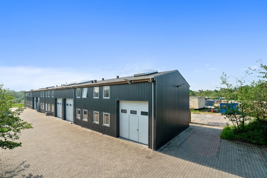 Standard for hele ejendommen. Godt lejemål bygget i bedste bolig standard beliggende i Espergærde 2 min til motorvejen. 25 min til Rådhuspladsen. 10 minutter til Helsingør centrum. Lejemål er nemme at opdele eller lægge flere sammen. Ejendommen har elektrisk port. 400 V 16A Ejendommen er fuldisoleret med 300 mm isolering, termoruder. Flisebelægning klinker med gulvvarme i underetage. Parket gulve på 1 salen & central radiator varme. Her er plads til at du kan have et lille værksted. Og lager faciliteter på samme sted. Om det er en webbutik, eller håndværker forretning, murer, tømmer, maler, elektriker. gartner eller andet lydstudie, øvelokale. Her er både bad og køkken. Lejemålet kan tilpasses til dine behov