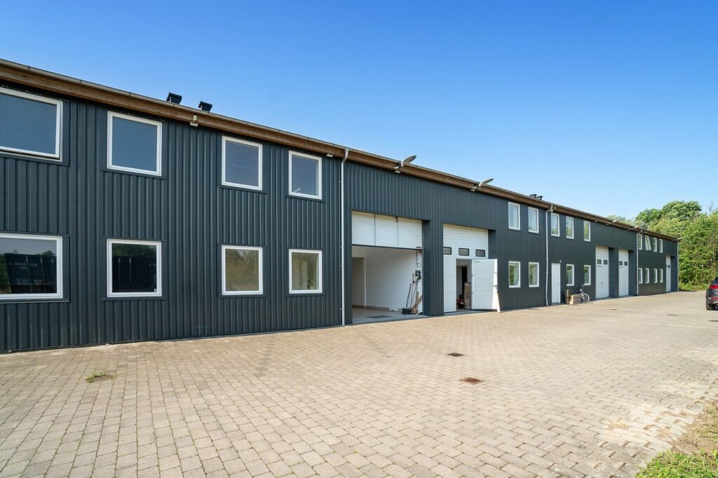 Standard for hele ejendommen. Godt lejemål bygget i bedste bolig standard beliggende i Espergærde 2 min til motorvejen. 25 min til Rådhuspladsen. 10 minutter til Helsingør centrum. Lejemål er nemme at opdele eller lægge flere sammen. Ejendommen har elektrisk port. 400 V 16A Ejendommen er fuldisoleret med 300 mm isolering, termoruder. Flisebelægning klinker med gulvvarme i underetage. Parket gulve på 1 salen & central radiator varme. Her er plads til at du kan have et lille værksted. Og lager faciliteter på samme sted. Om det er en webbutik, eller håndværker forretning, murer, tømmer, maler, elektriker. gartner eller andet lydstudie, øvelokale. Her er både bad og køkken. Lejemålet kan tilpasses til dine behov