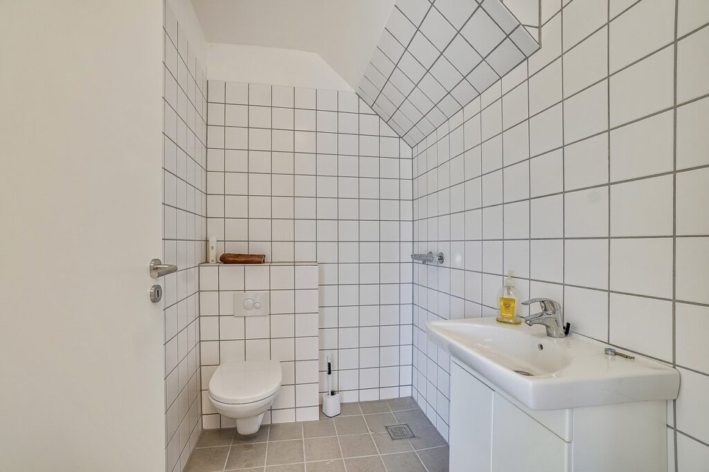 Standard for hele ejendommen. Godt lejemål bygget i bedste bolig standard beliggende i Espergærde 2 min til motorvejen. 25 min til Rådhuspladsen. 10 minutter til Helsingør centrum. Lejemål er nemme at opdele eller lægge flere sammen. Ejendommen har elektrisk port. 400 V 16A Ejendommen er fuldisoleret med 300 mm isolering, termoruder. Flisebelægning klinker med gulvvarme i underetage. Parket gulve på 1 salen & central radiator varme. Her er plads til at du kan have et lille værksted. Og lager faciliteter på samme sted. Om det er en webbutik, eller håndværker forretning, murer, tømmer, maler, elektriker. gartner eller andet lydstudie, øvelokale. Her er både bad og køkken. Lejemålet kan tilpasses til dine behov